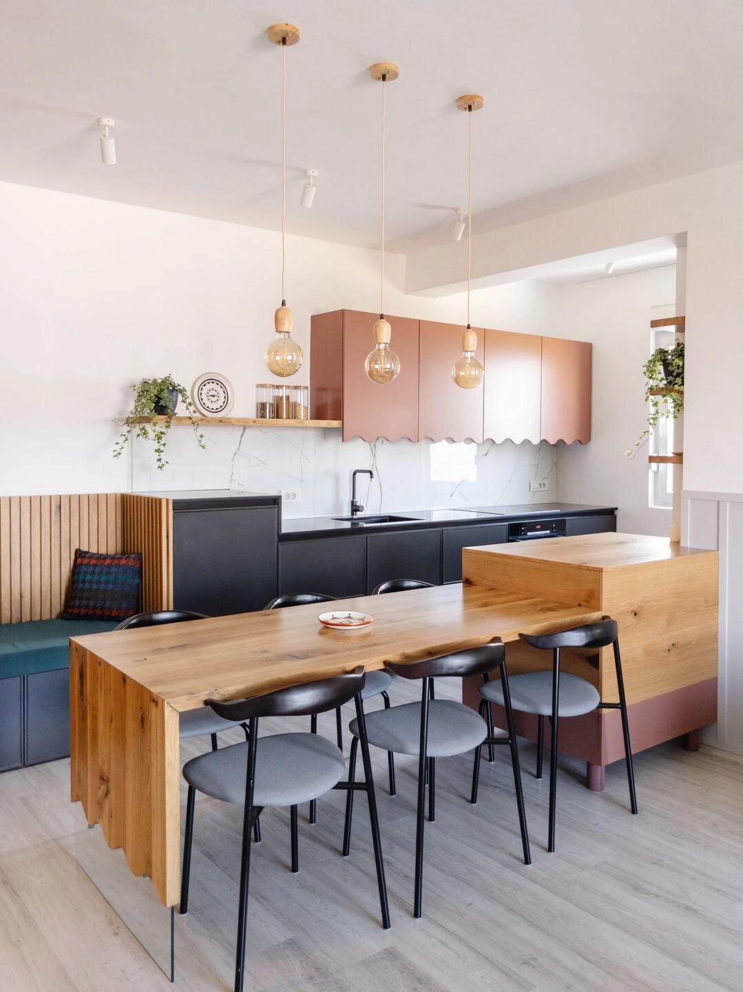 逃离现实的黑色厨房·Rozë 公寓丨普里什蒂纳-9