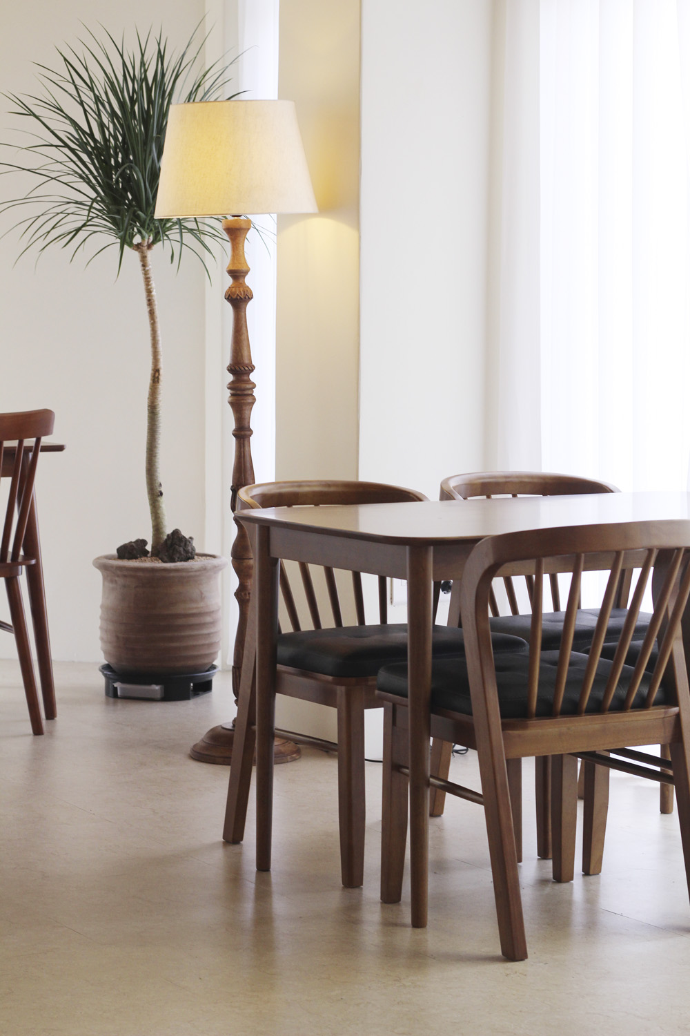 白色与木质，打造 40 平米极简咖啡厅-8