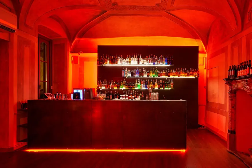 历史与现代交融的意大利酒吧餐厅设计-12