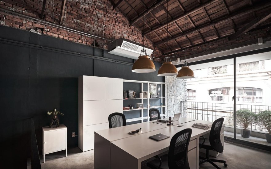 曲徑深處流淌的曖曖微光,宛如博物館的光之藝術:英國燈飾品牌Original BTC 落腳飄散桂花香的台中老宅 — Hey!Cheese-8