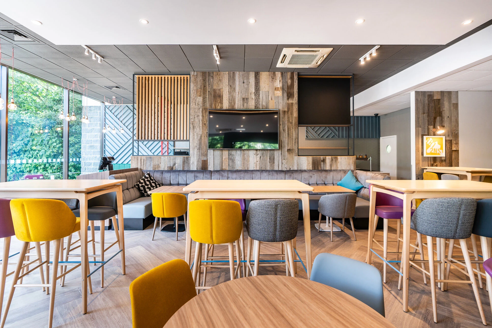 英国伯恩茅斯假日酒店时尚几何家具设计-8