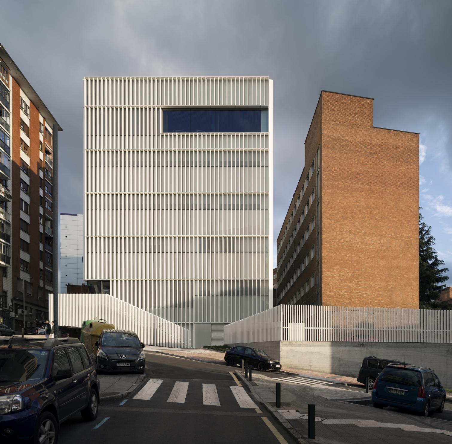 白色网格立面的新医疗建筑 | Idom 的生物十字学院设计-9