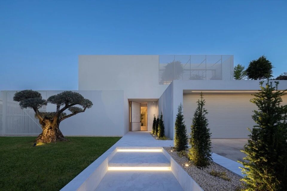 以自然采光与户外空间为核心   极简白色住宅  Arquitetura501-106