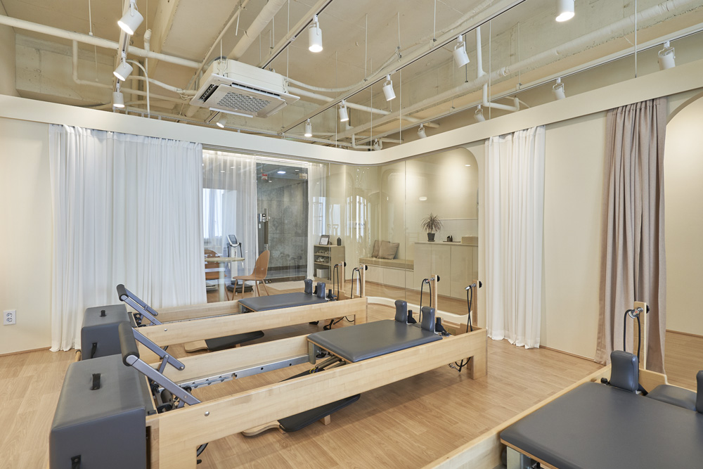 白色与木质，打造高级设计感的 20 平米公寓-7