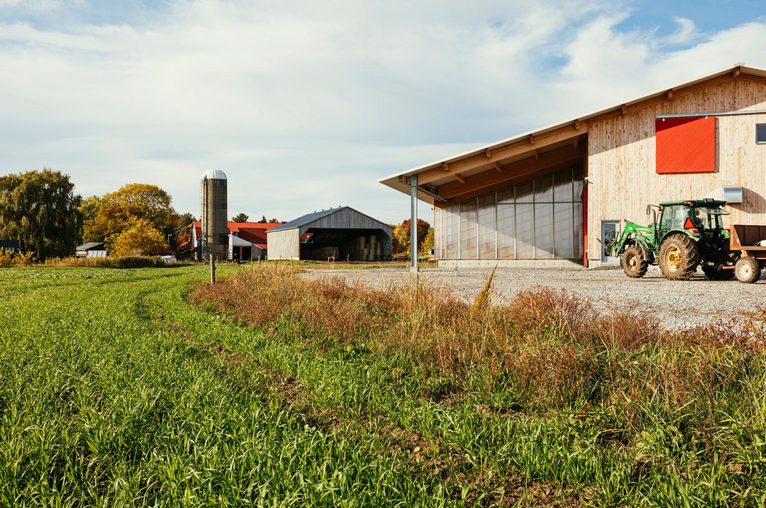 融入自然的奶牛棚设计-6