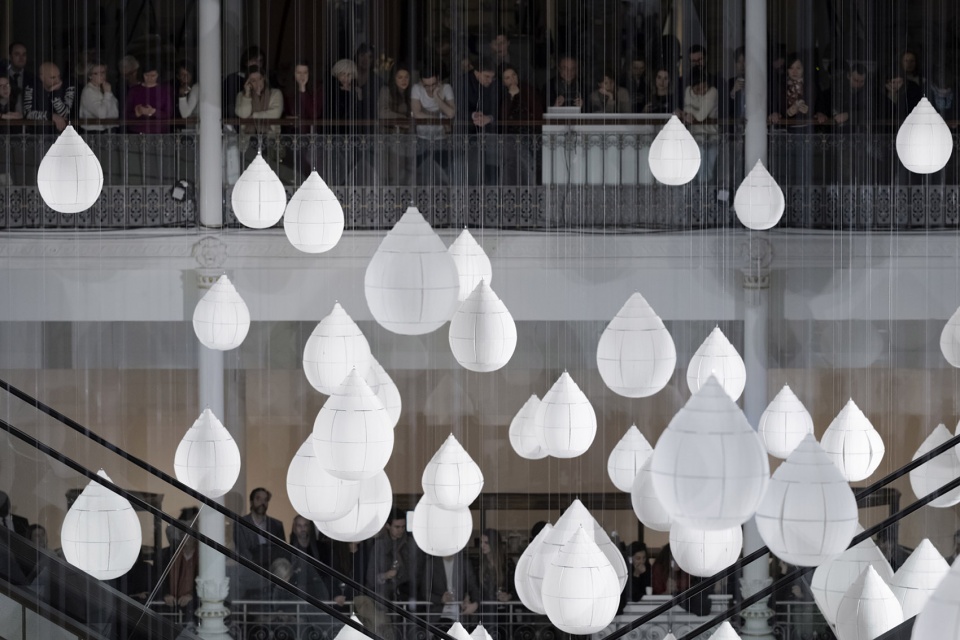 雨滴与花朵 · nendo 为巴黎 Le Bon Marche 打造白色展览-48