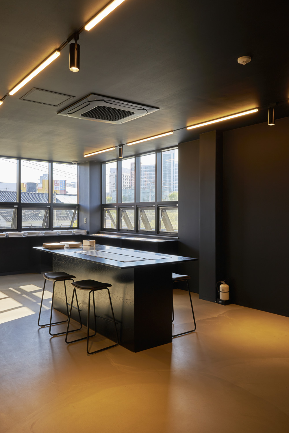 具有现代氛围的两层大型烘焙咖啡馆室内设计专业公司-15