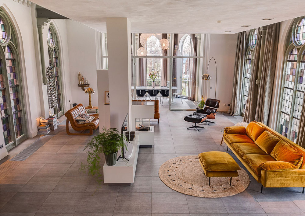 百年教堂变私人住宅，彩色玻璃与圣像的奇幻世界-1