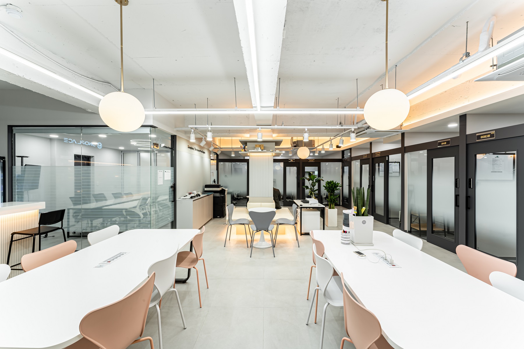 韩国清新白色办公室设计，展现极简之美-3