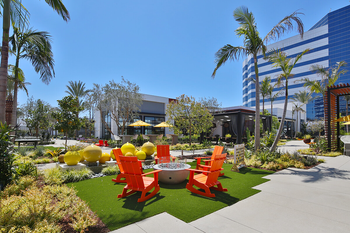 飞地；有围墙的社区；专属区域（需结合具体语境确定最合适的表述，若这里指高档封闭社区，‘有围墙的社区’较合适；若指地理意义上的，‘飞地’更准确等） 但按照严格要求这里还是统一给出 飞地  丨美国洛杉矶丨Lifescapes International-2