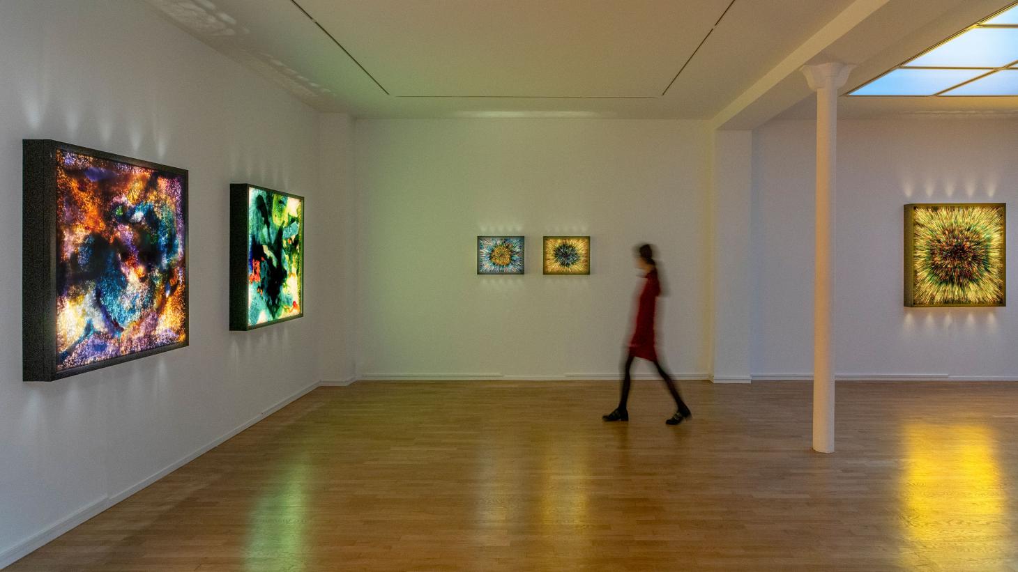 光影宇宙,捕捉社会政治阴暗面的艺术之作-6