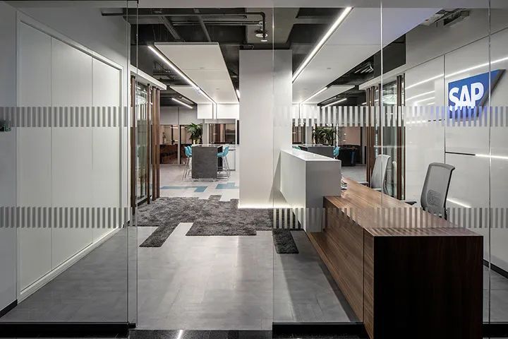 SAP 土耳其总部办公设计 | 优雅高级灰调、工作生活相融合-39