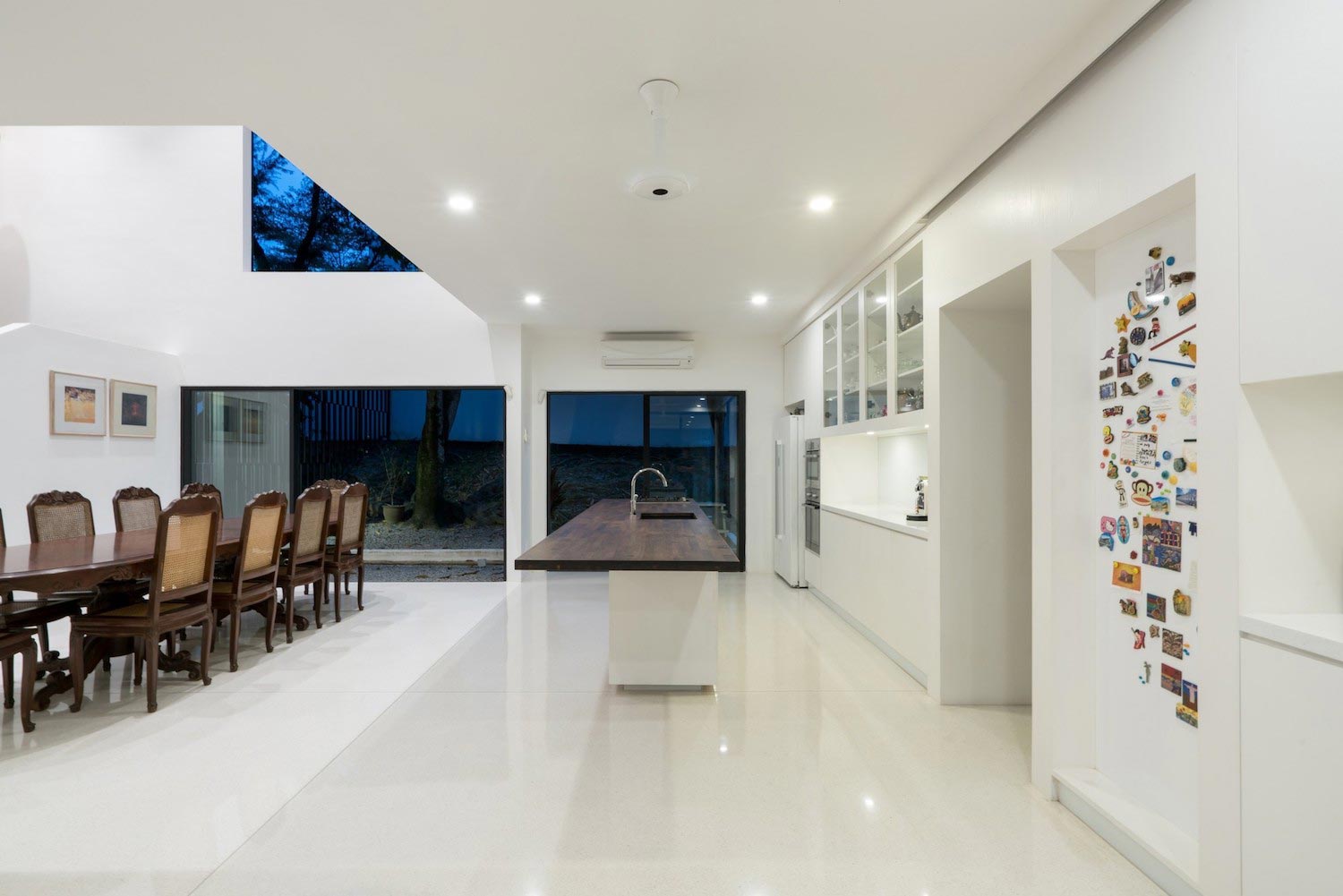 Home for a young family with a pool that enhances its infinity effect and offers a view of the city’s skyline   Page 2 of 2   CAANdesign  Architecture and home design blog-5