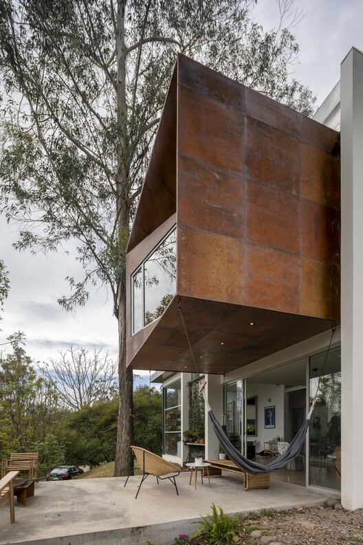 "倾斜立方体 | 2022 年 Quito 的 Oblique Extension House"-10