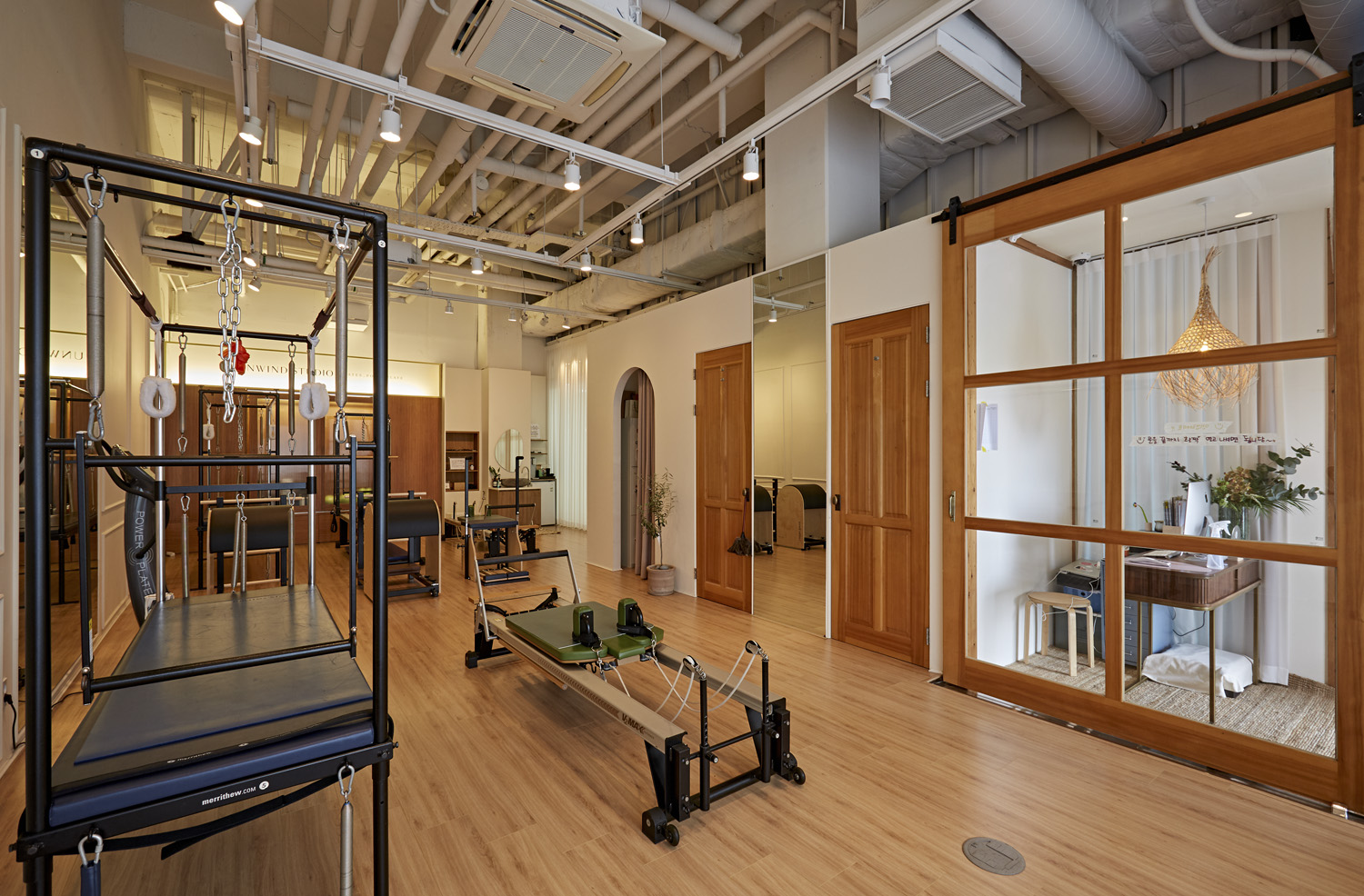 温暧氛围的 40 平米公寓健身房设计-5