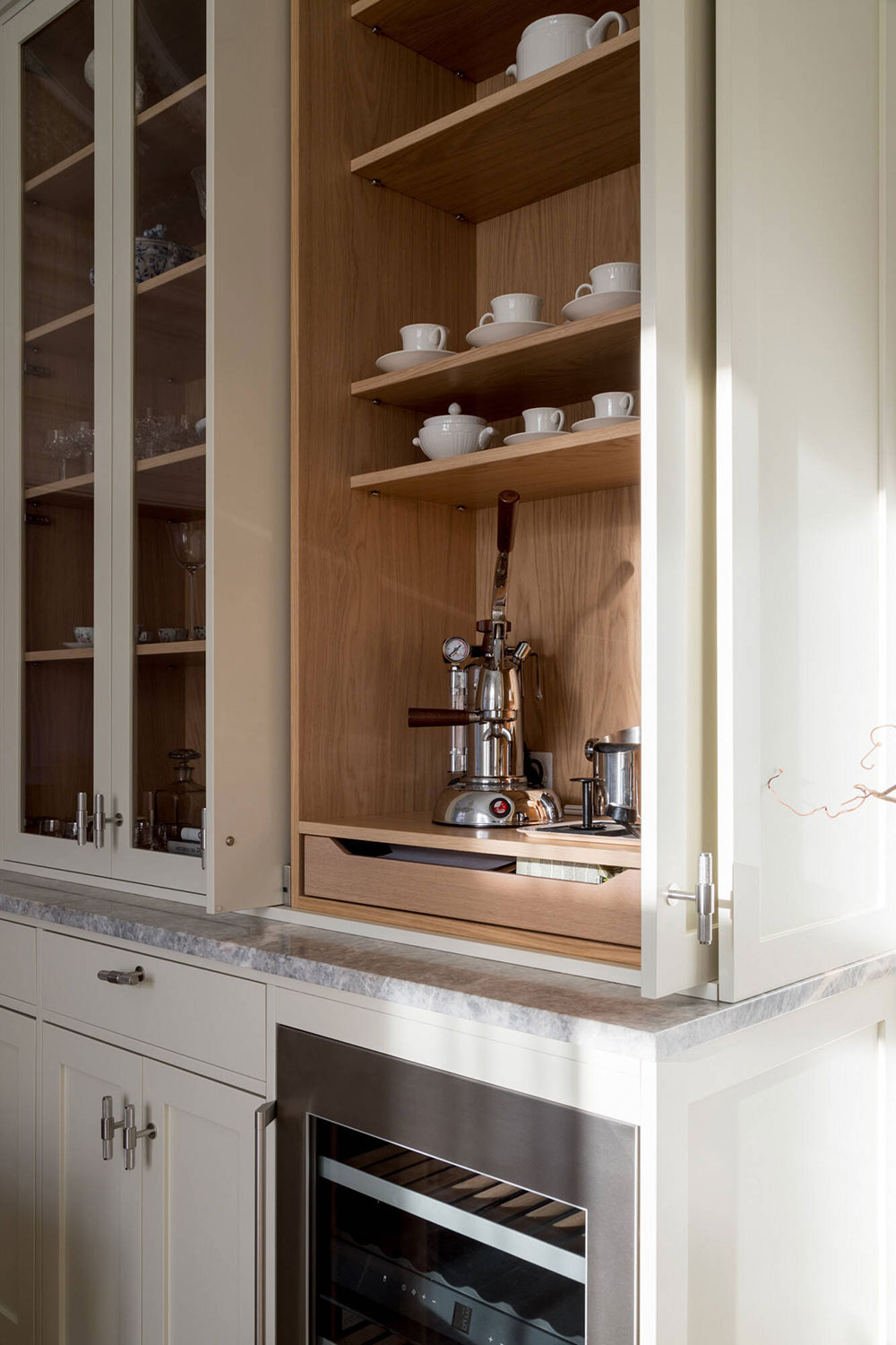 斯德哥尔摩优雅白色公寓,超大空间与精致装饰的完美结合-5