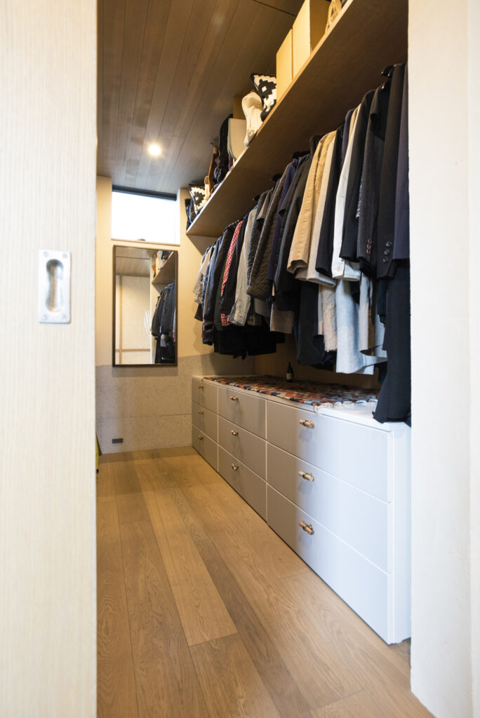 里山の風景を取り込む　室内と一続きの軒下テラスが豊かな時間をもたらす | Architecture | 100%LiFE-17