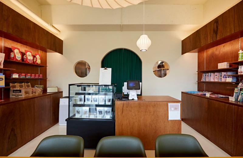 黄色桌点亮的 20 平米宠物食品店-3