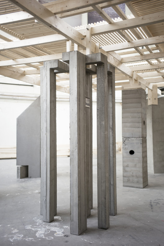 致敬被拆除的 Y 型建筑,混凝土与木结构打造的档案馆-17