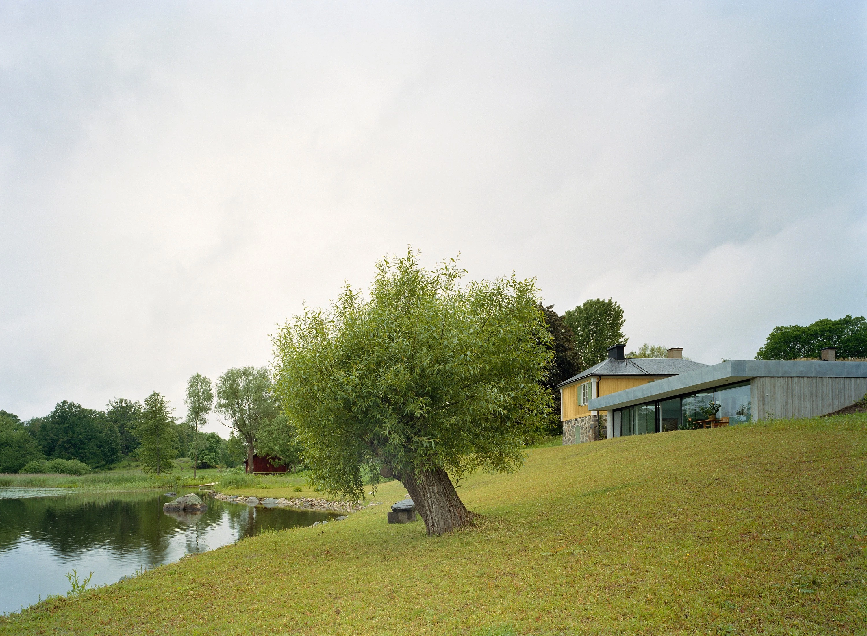 瑞典 17 世纪古堡与现代泳池房的和谐共生-8