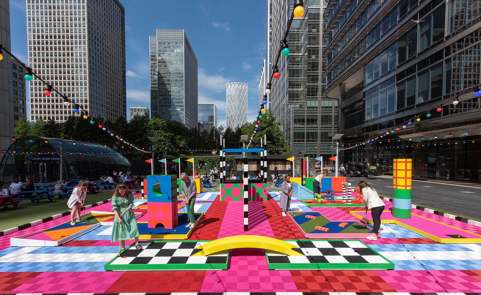 色彩斑斓的迷你高尔夫 | 艺术家 Craig & Karl 的创意之作-10