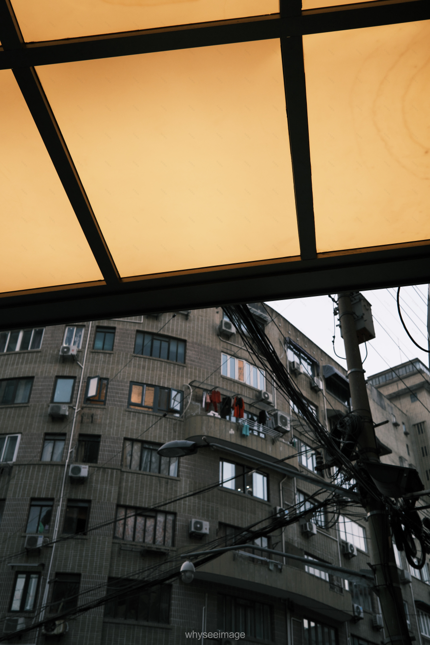 影子躺在地面上 · 不如回到街头丨中国上海丨whyseeimage-56