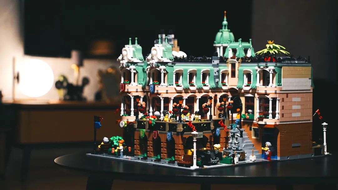 【精彩MOC欣赏】三套乐高街景10297组成的超级转角精品酒店——《皇家花园酒店》-57