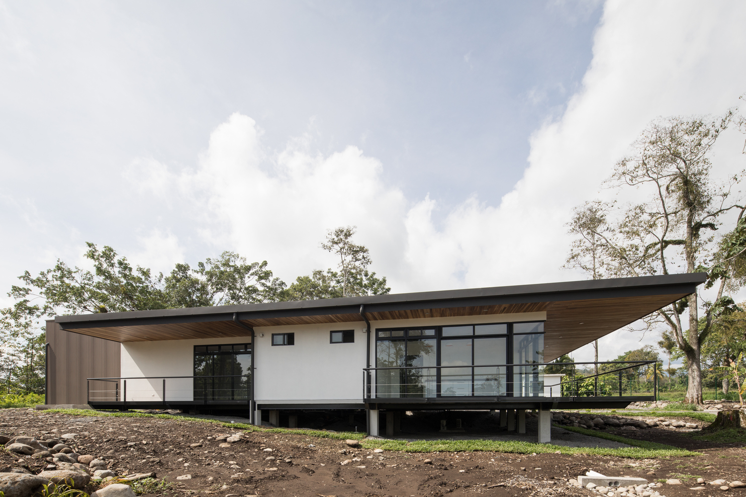 热带雨林中的悬浮平台 · UPL Operation Center-28