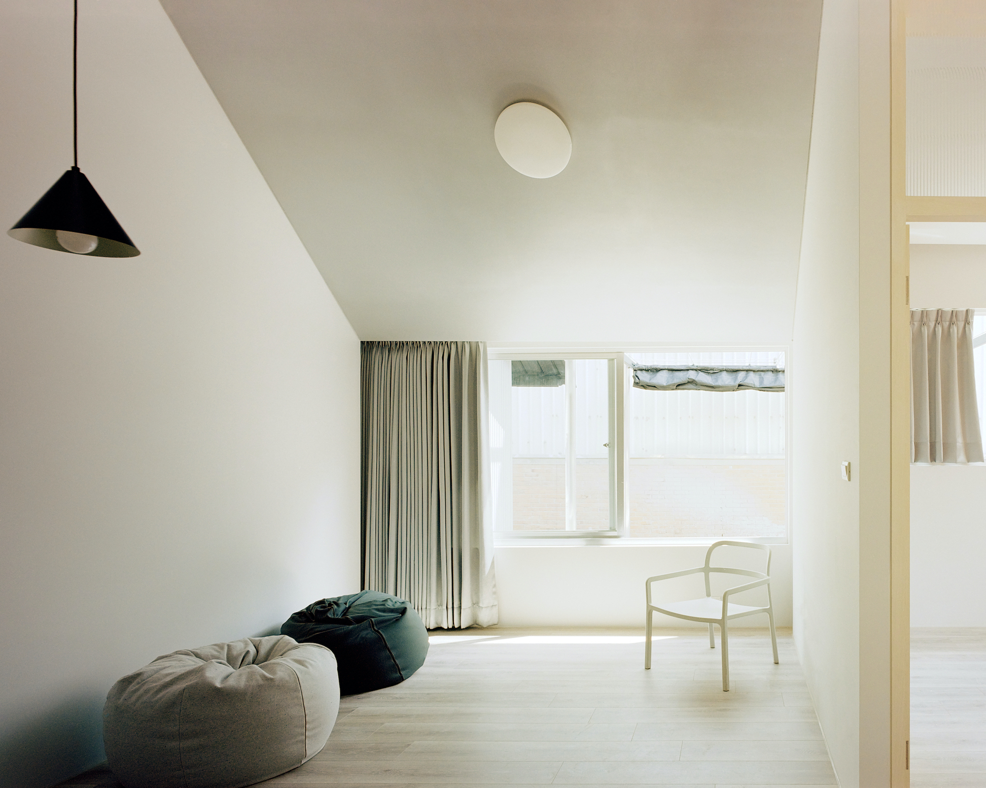 Double Roof House / Studio Tngtetshiu-22