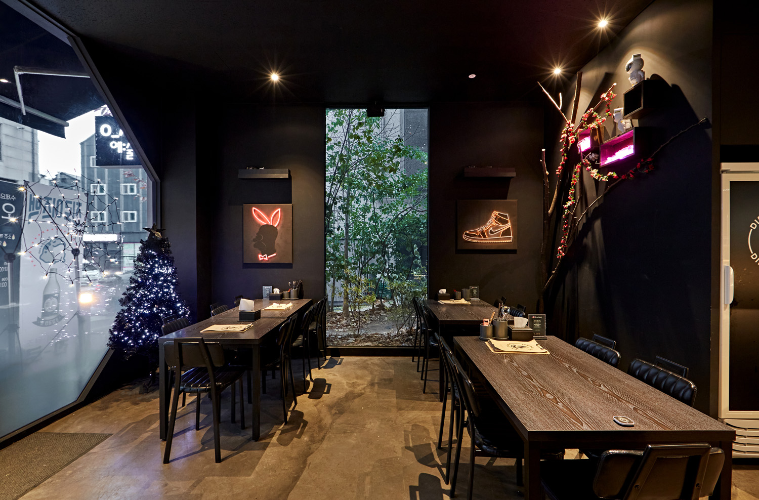 黑色乡村风格的 16 平米小酒馆设计-11