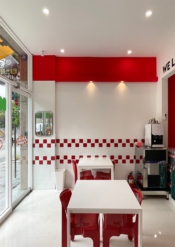 首尔韩式炒年糕餐厅 | 白色与红色的时尚碰撞-14