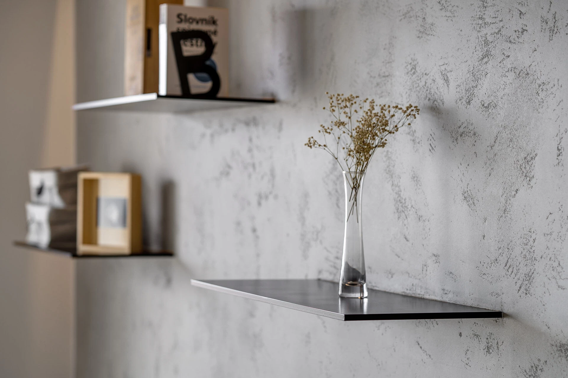 黑金工业风,捷克公寓中的宁静空间-20