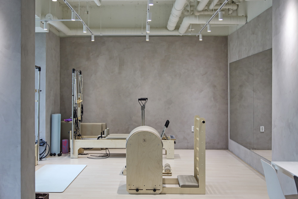 韩国高级室内设计案例 | 15 平米极简塑料凳学屋-12