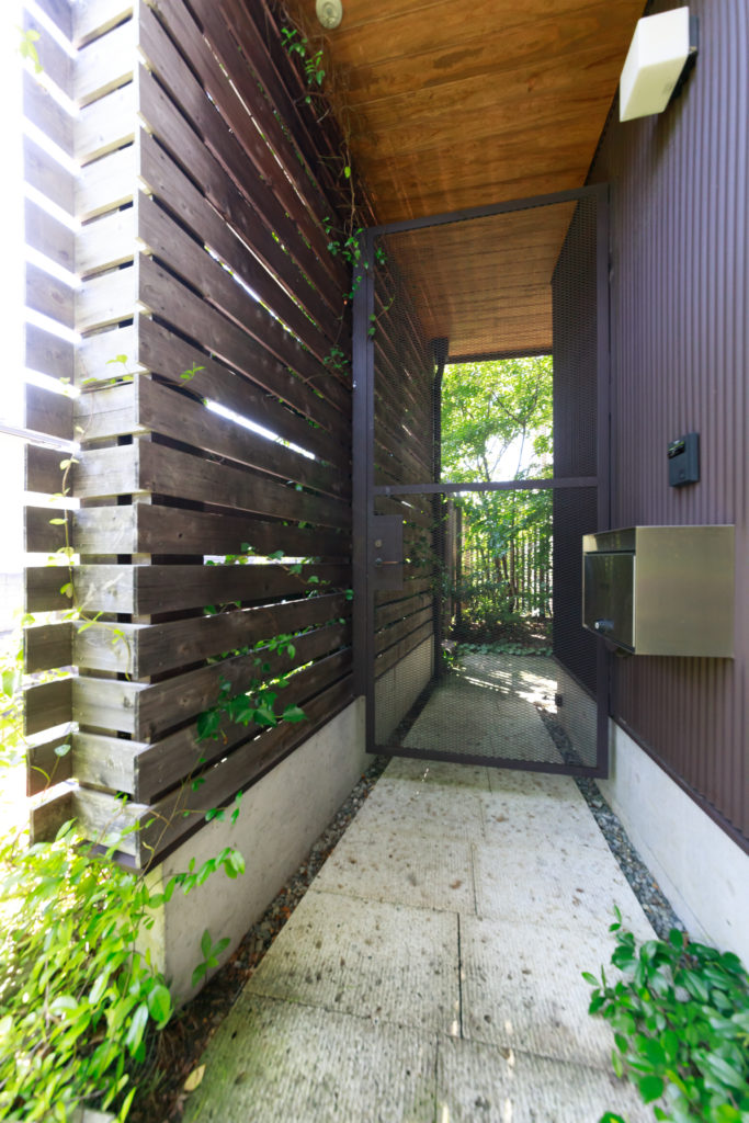 中庭はもうひとつの部屋日々の小さな変化を愉しむ自然の恵みで豊かな生活 | Outdoor | 100%LiFE-11