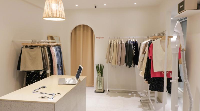 简约时尚的 7 坪服装店设计-4