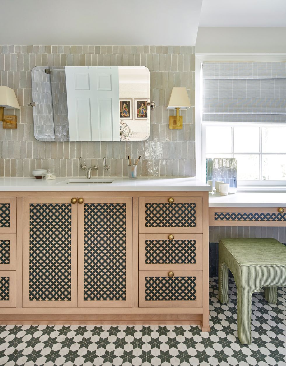 探索 2023 年最潮的 60 款浴室瓷砖设计-4