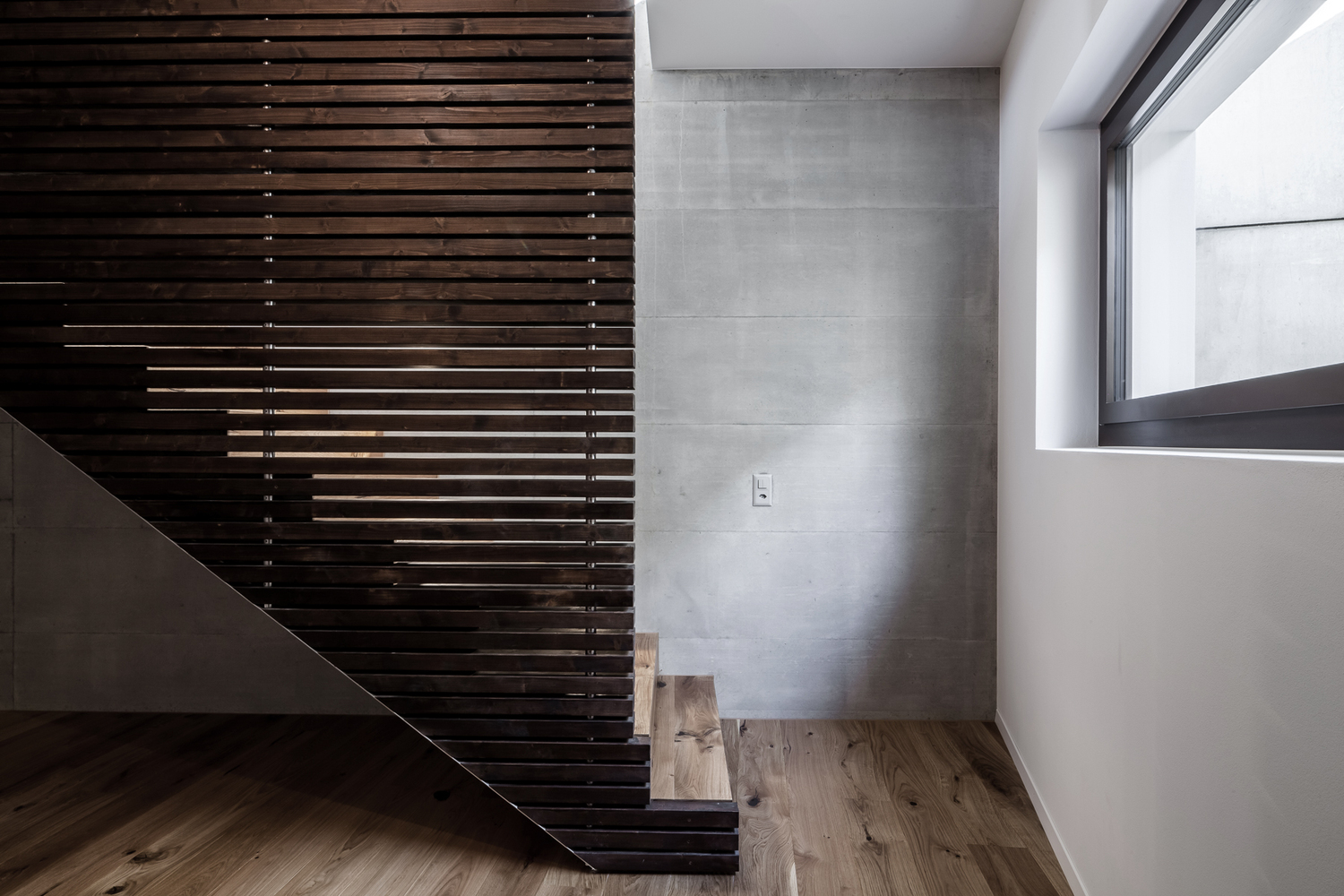 瑞士山坡上的 L 形家庭住宅-34