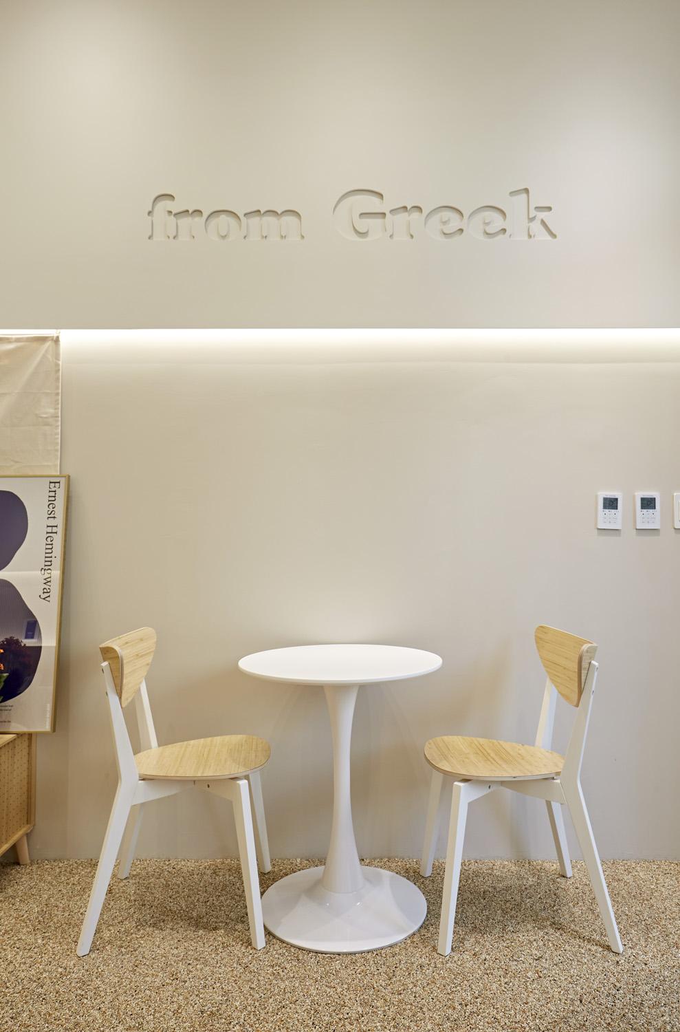 简约白色与木色调的 14 平米小空间设计-13