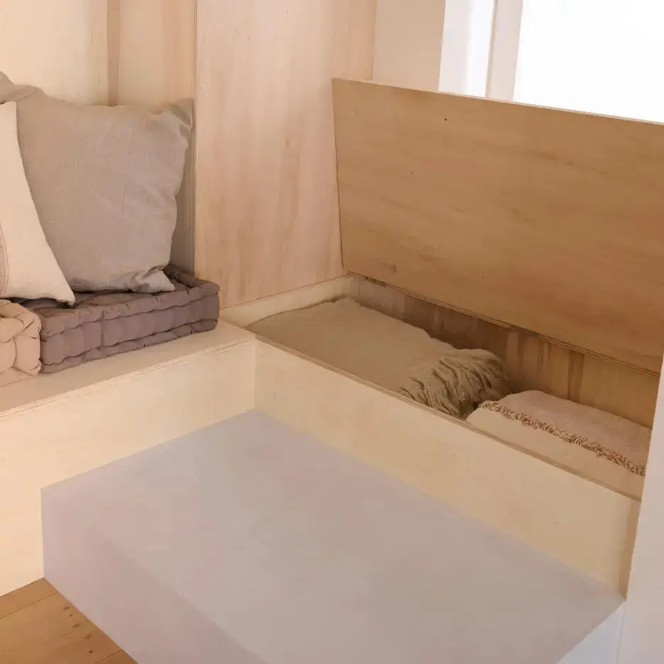 现代舒适客厅的定制书架设计-7