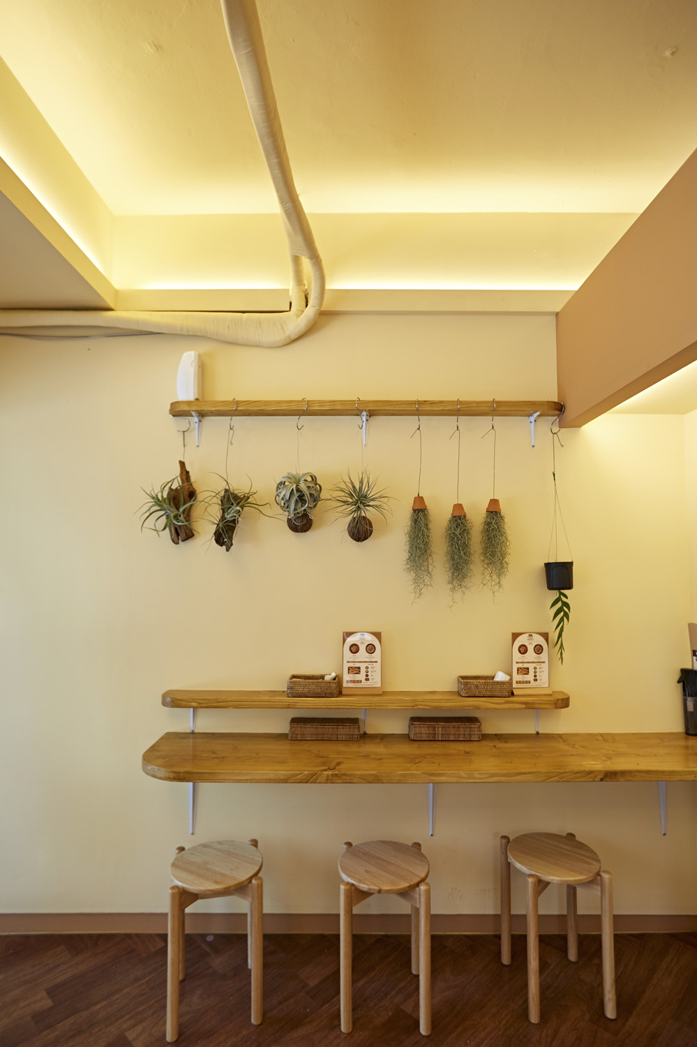 萌趣概念的白色&木质餐厅设计-7