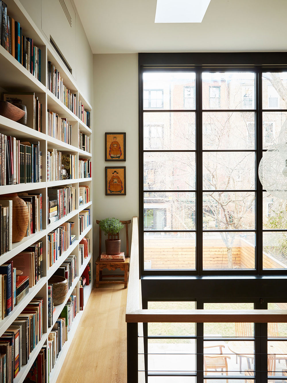 布鲁克林联排别墅，工业风双层高窗打造温馨现代空间-4