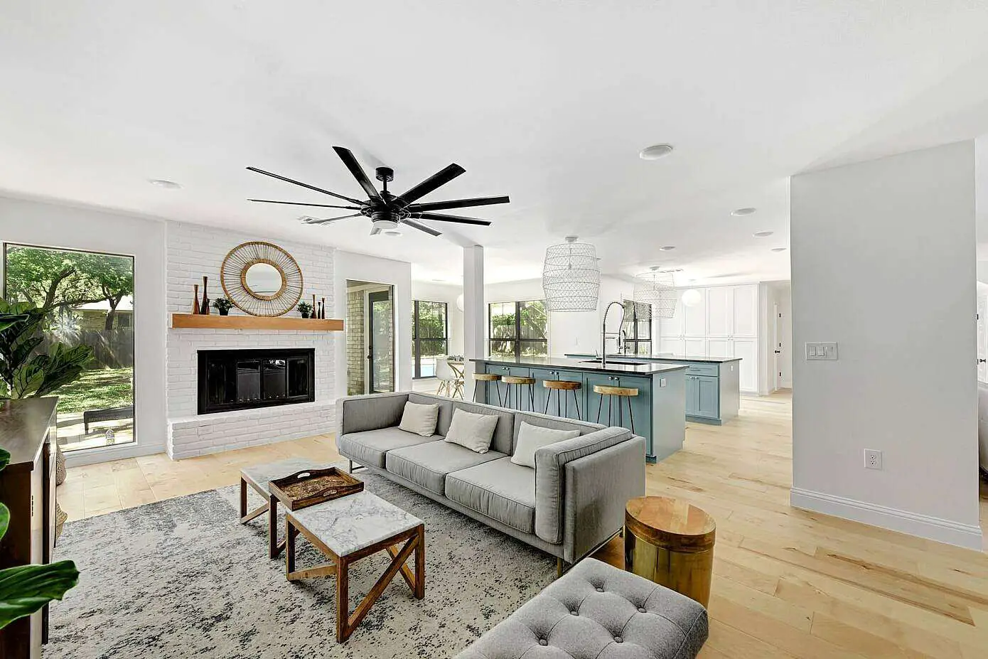 个性墙纸打造独特餐厅,翻转德州住宅视觉体验-8