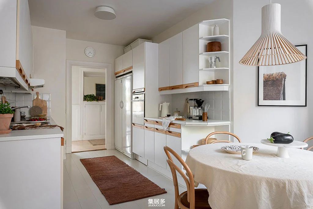 明亮斯堪的纳维亚公寓中的画廊式墙面点亮家居艺术-28