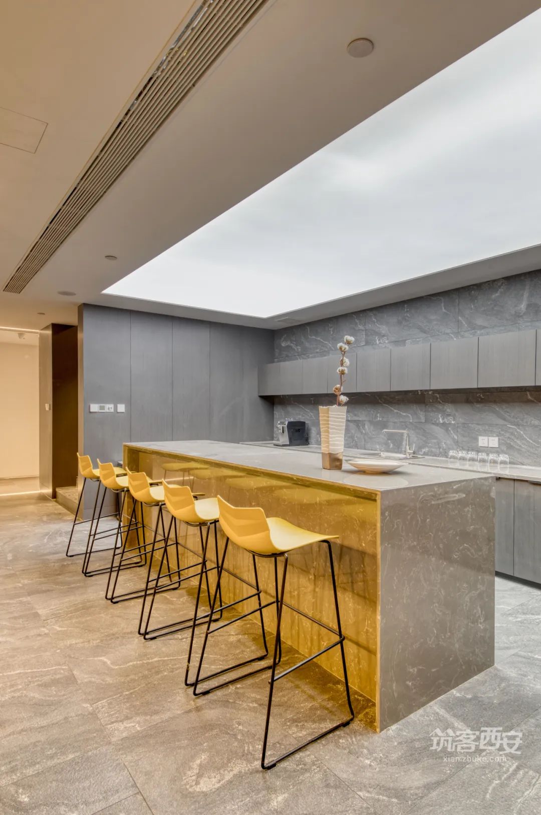 不锈钢吊顶打造科技感消防公司办公空间-40