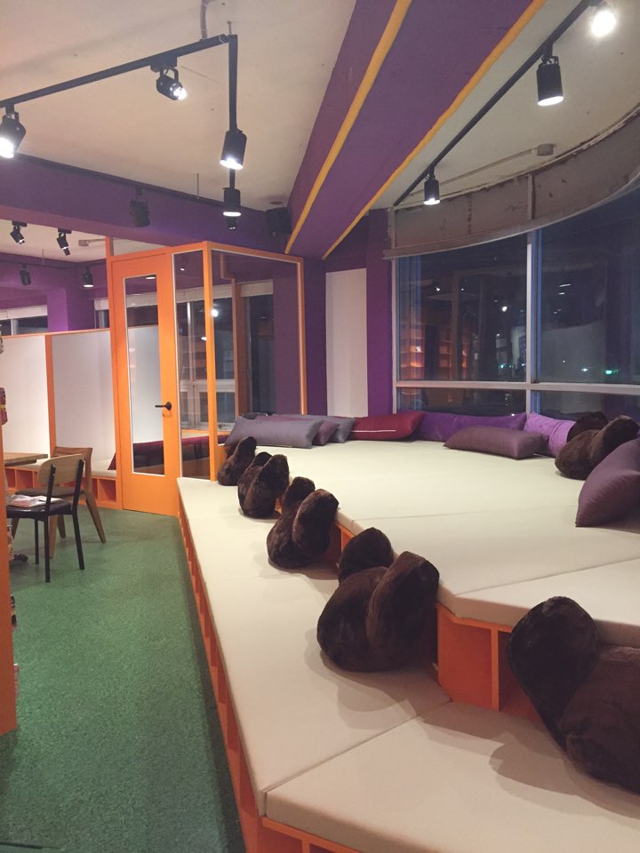 色彩点睛的漫画咖啡馆，打造低成本高逼格空间-6