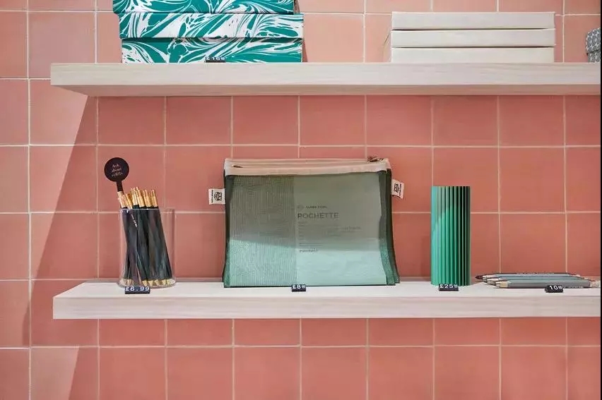 伦敦粉色货柜文具店 设计独特引人入胜-5