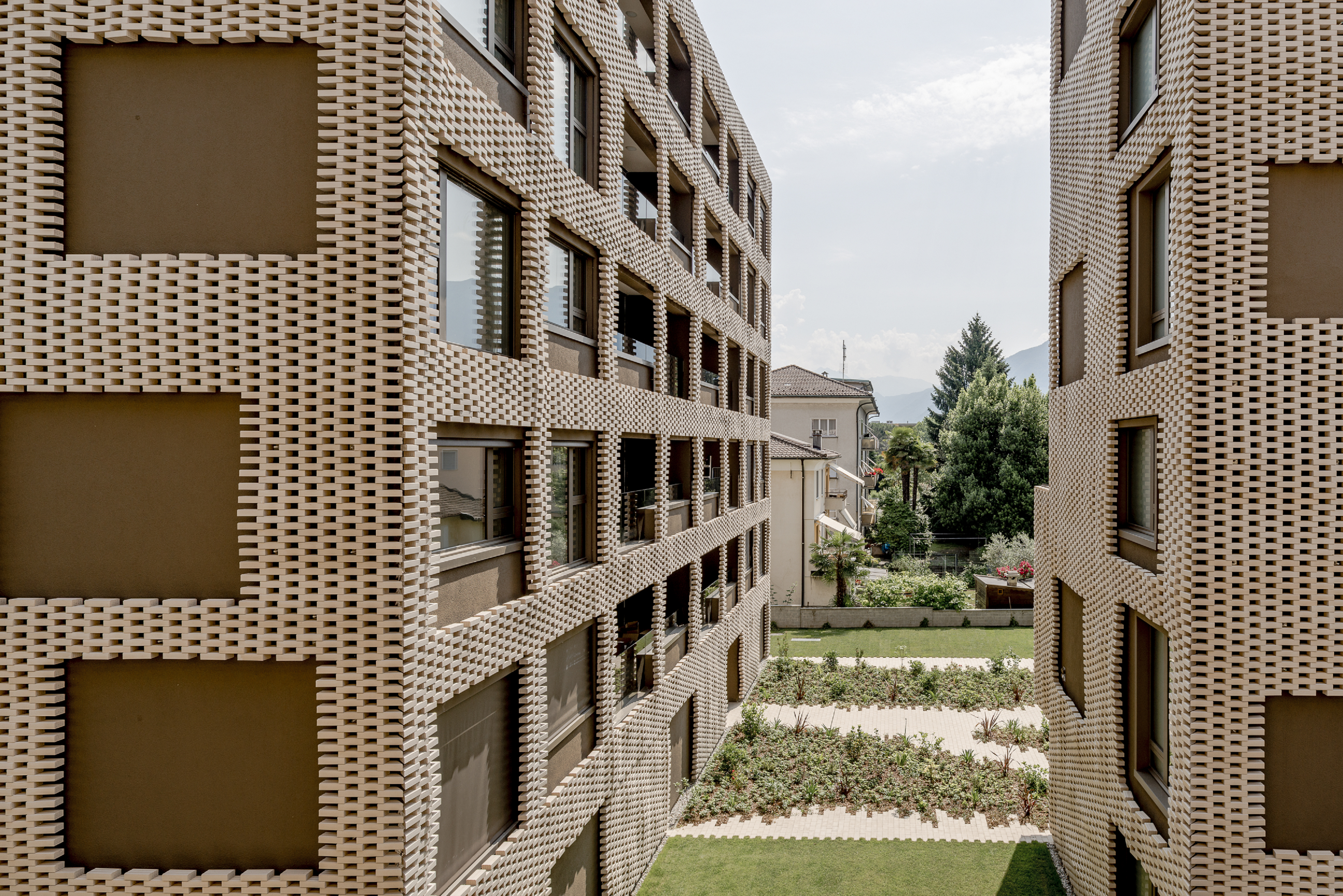 瑞士洛迦诺市“Residenza Le Stelle”项目 | 创新模块化立面设计-43