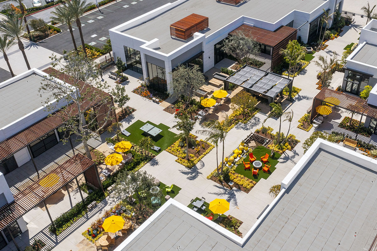 飞地；有围墙的社区；专属区域（需结合具体语境确定最合适的表述，若这里指高档封闭社区，‘有围墙的社区’较合适；若指地理意义上的，‘飞地’更准确等） 但按照严格要求这里还是统一给出 飞地  丨美国洛杉矶丨Lifescapes International-1