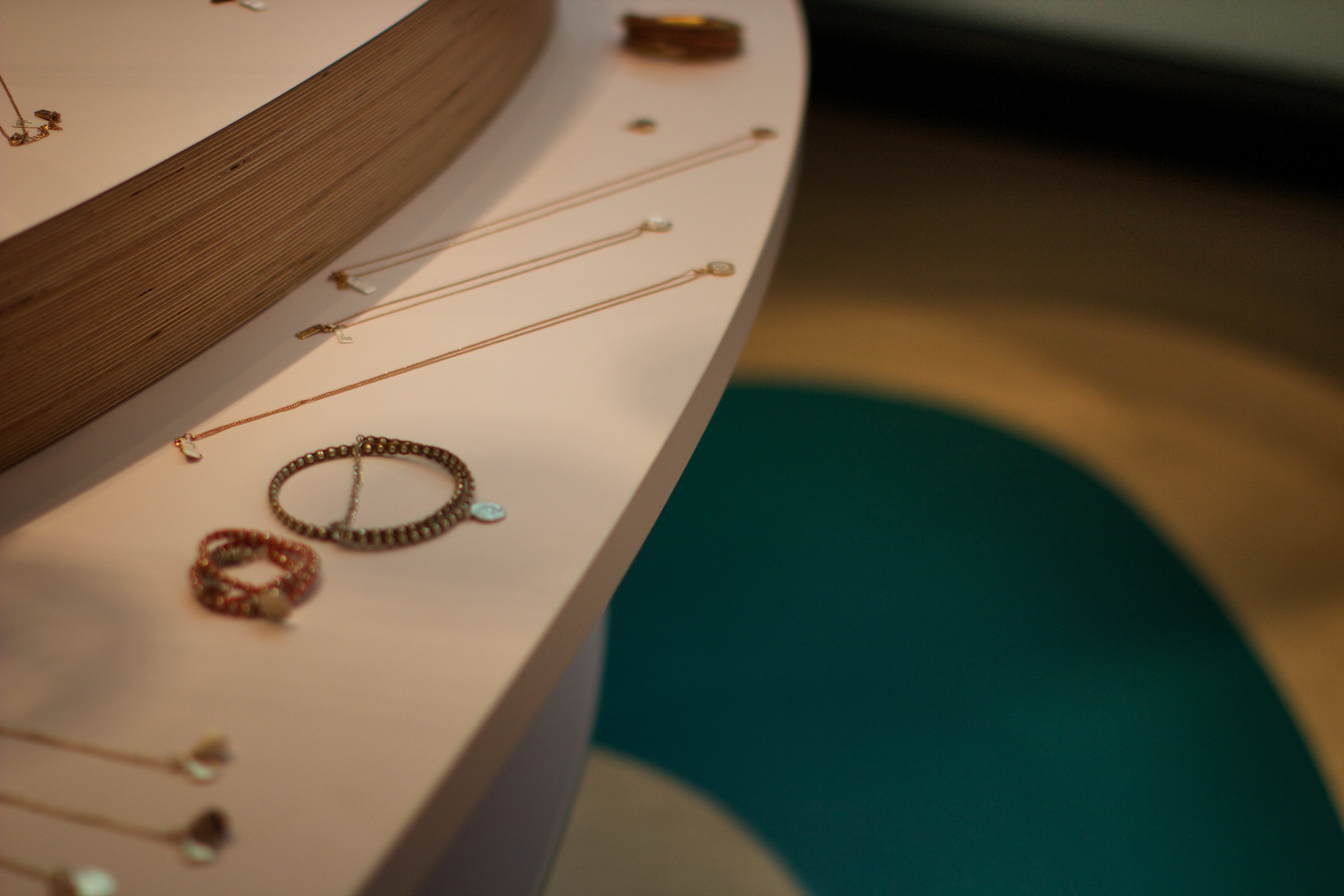 瑞士阿尔莫格珠宝店 | 沉船寻宝的室内设计-25