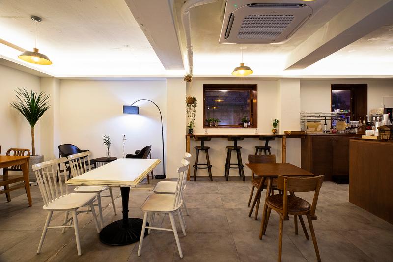 20 平米白色与木质元素打造温馨小资咖啡馆-6